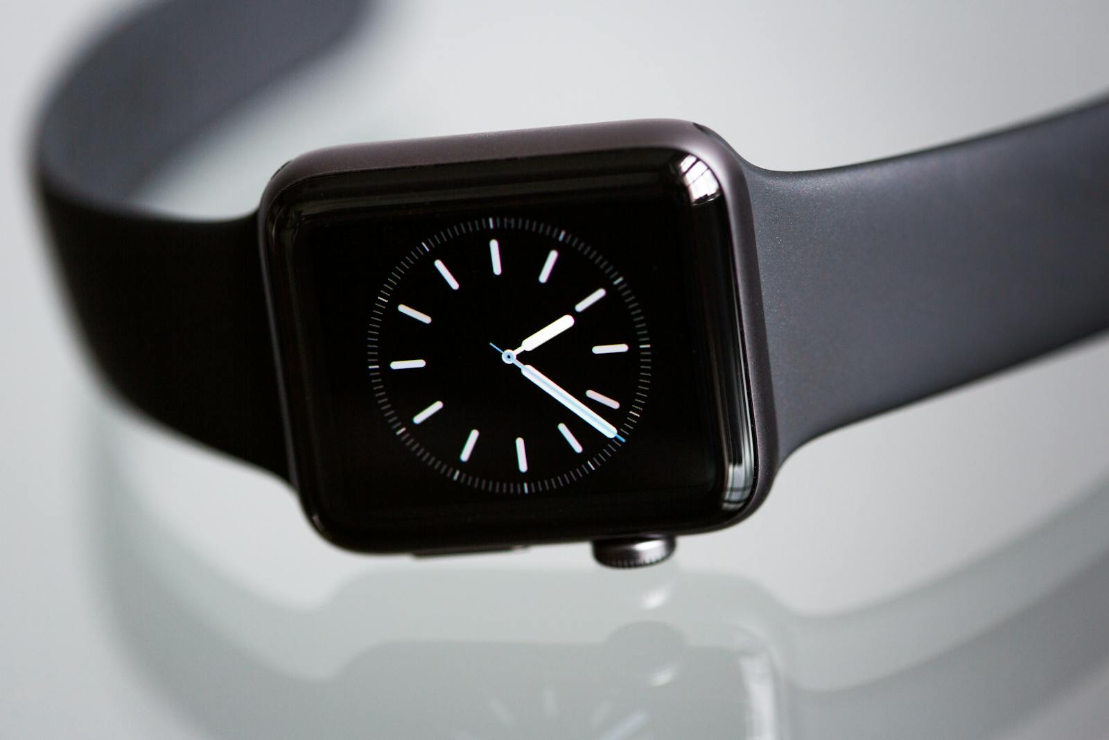 How does a Smartwatch work? article illustration
