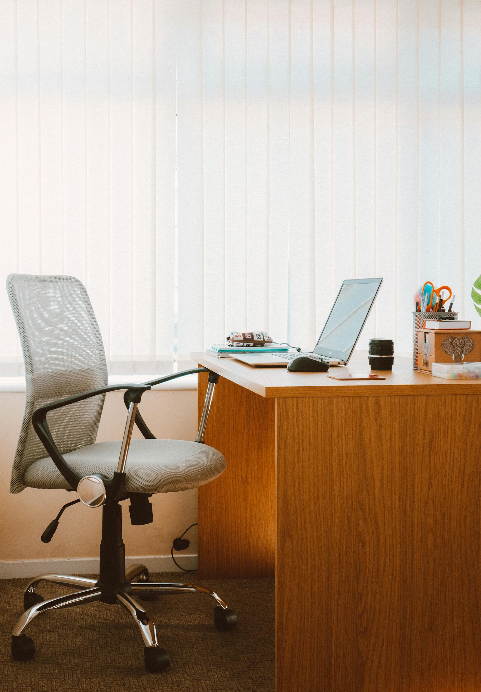 How does a Motorized Standing Desk work? article illustration
