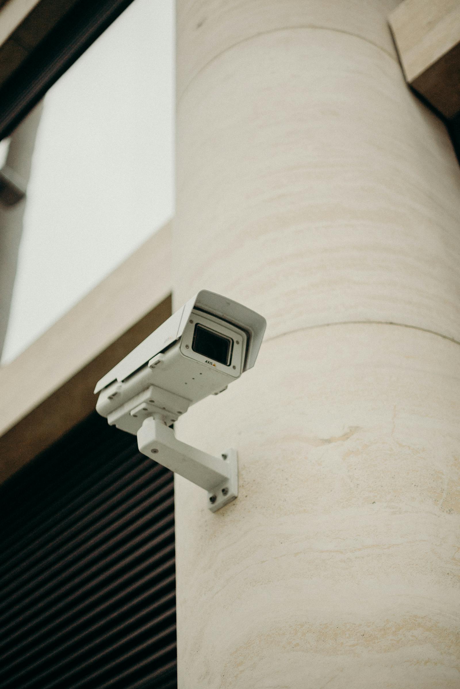 How does a Smart Garage Security Camera work? article illustration