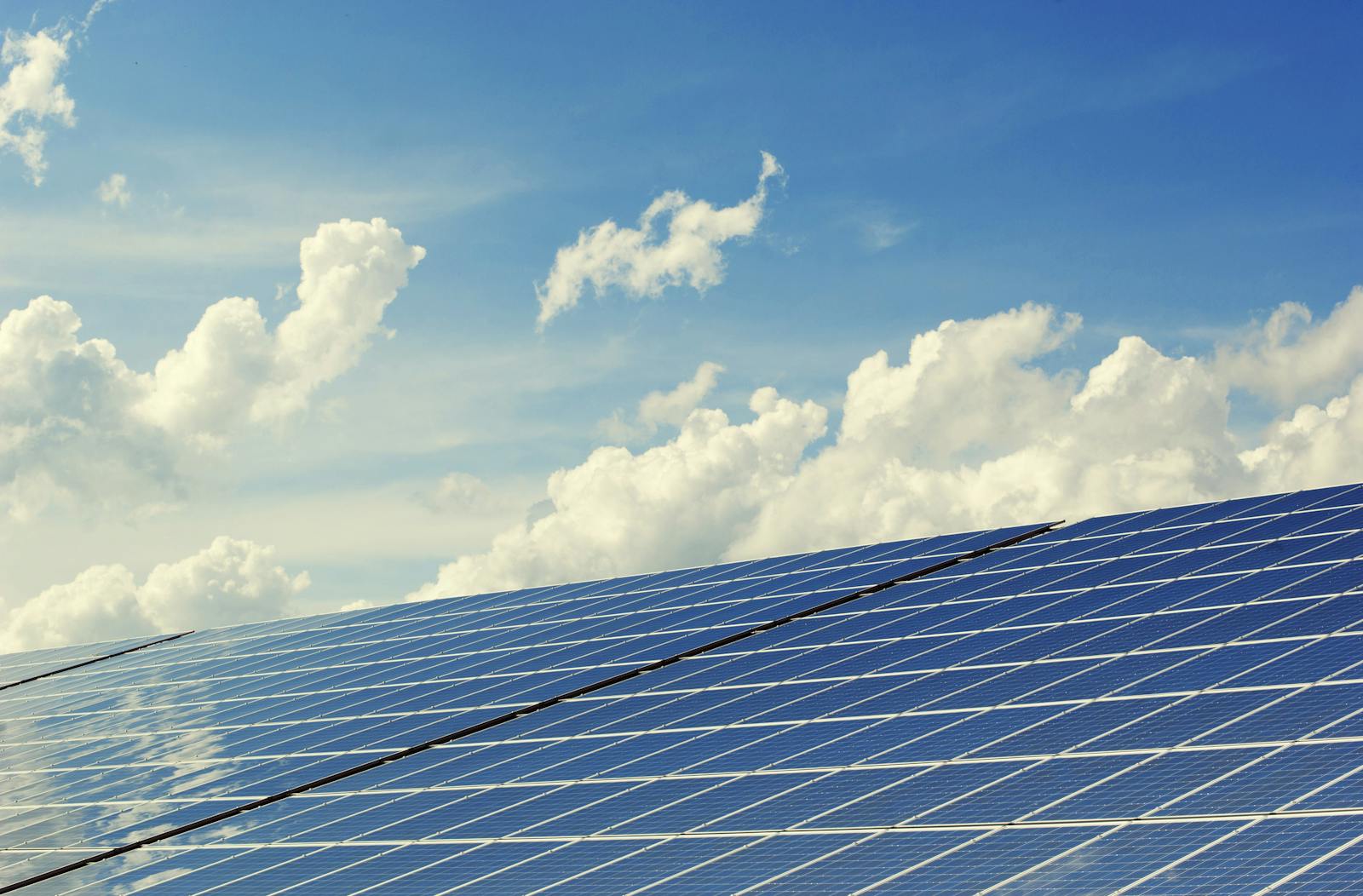 How does a Solar Charging Panel work? article illustration