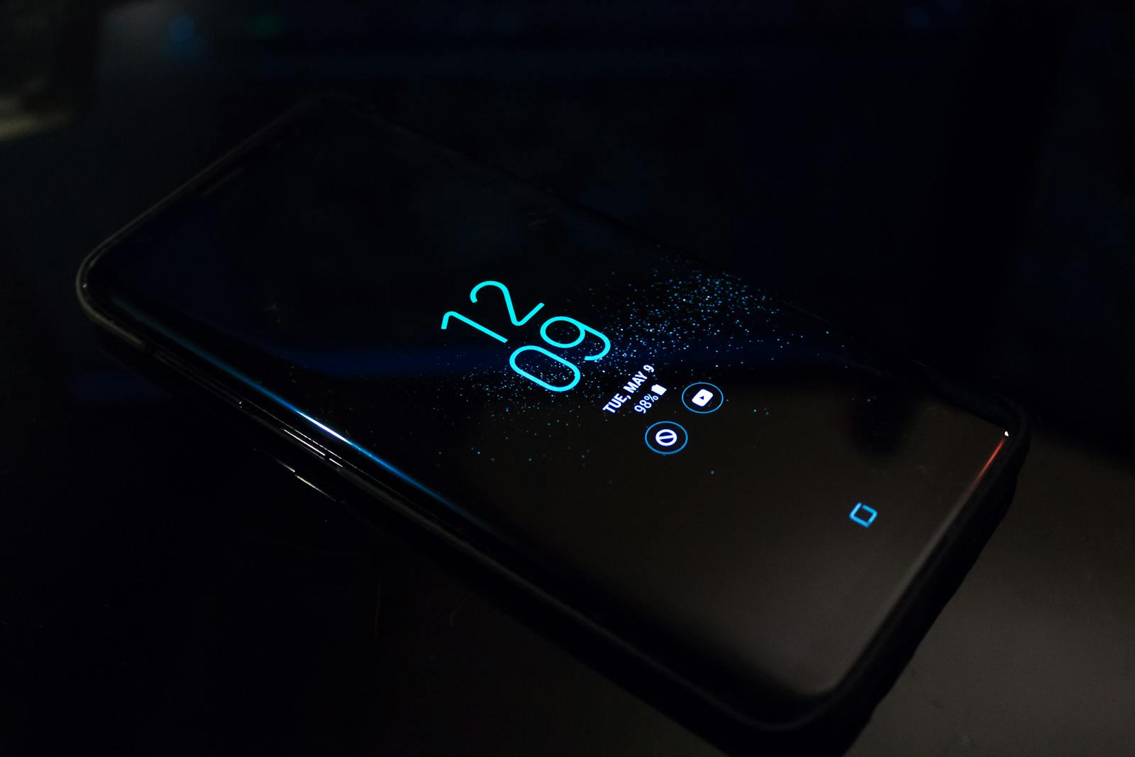 How does a UV Phone Sanitizer work? article illustration